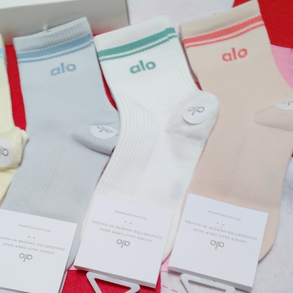 New ALO Yoga Women's Pastel Crew Socks Set (5) - Picture 3 of 11